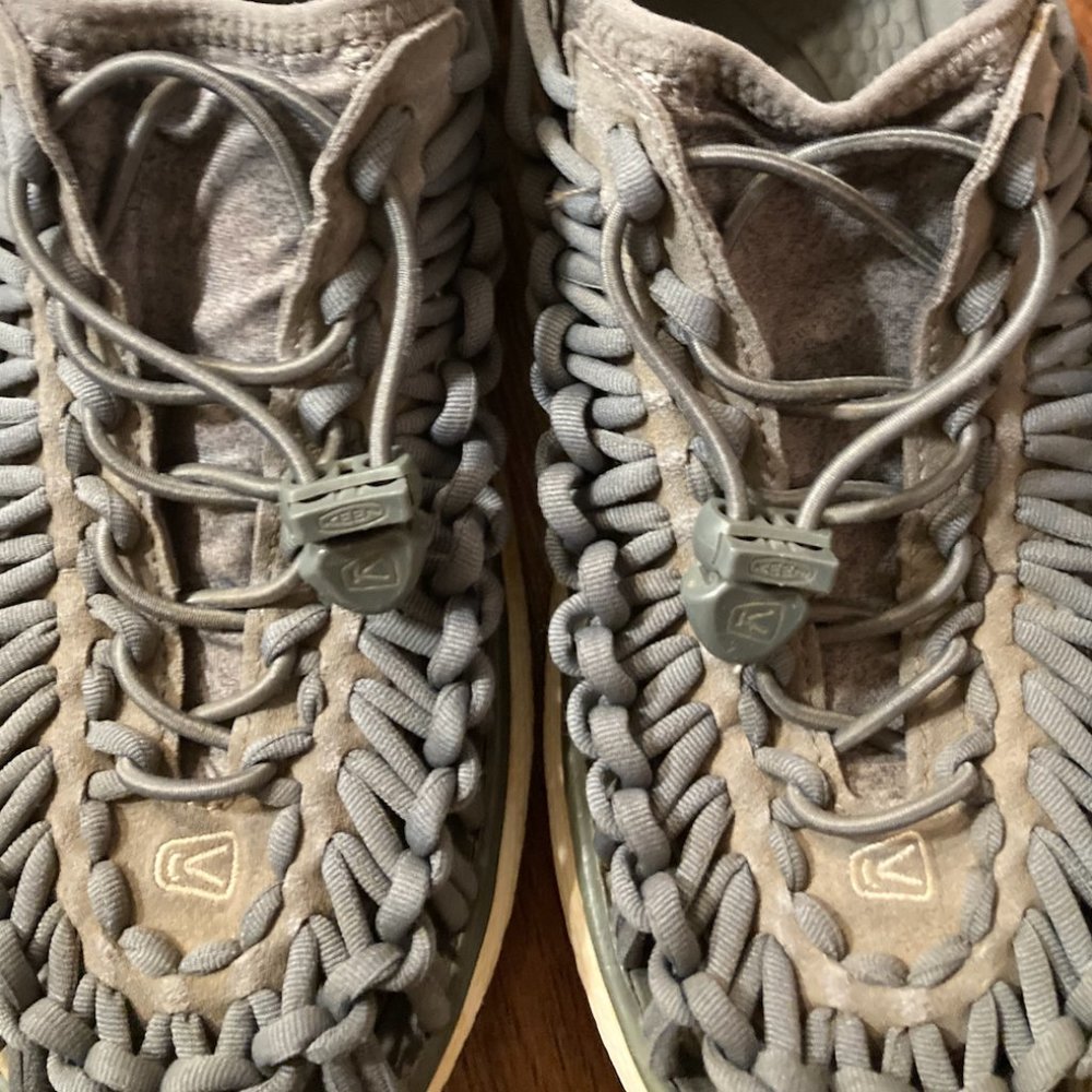 KEEN's Womens UNEEK shoes, size 9